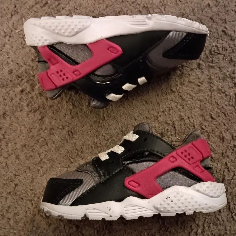Nike Huarache Run TD Dark Smoke Grey/University Red 704950-041 - Sz 6C PRE-OWNED